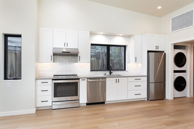 Building Photo - Private, Elegant and Sophisticated Westsid...