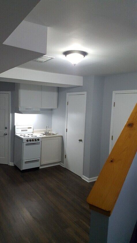Building Photo - 561 W 18th St