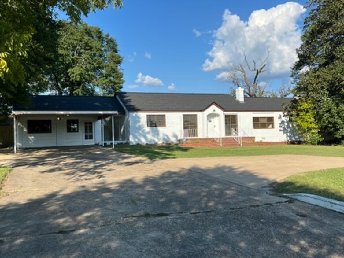 Foto principal - Roomy 3 bedroom/2 bath home on 1 acre in P...