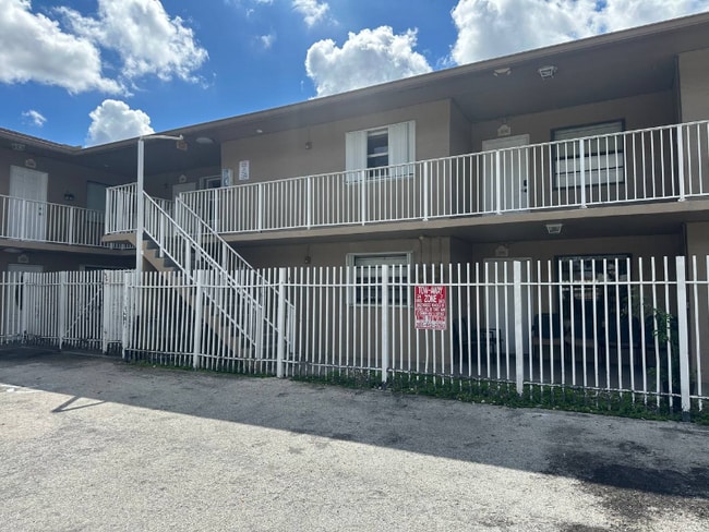 Building Photo - 2550 W 60th St