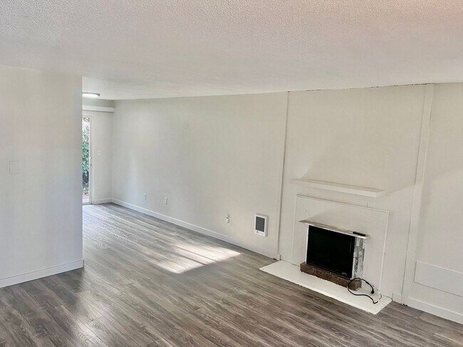 Foto del edificio - Cool Reno and Nifty Private yard too-Inner SE Duplex