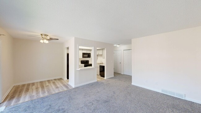 1BR, 1BA - 650 SF - Living Room - Fountainview East Apartments