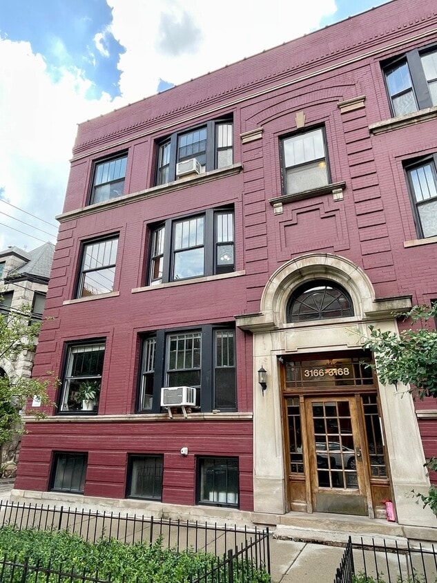 Primary Photo - 3166 N Pine Grove Ave