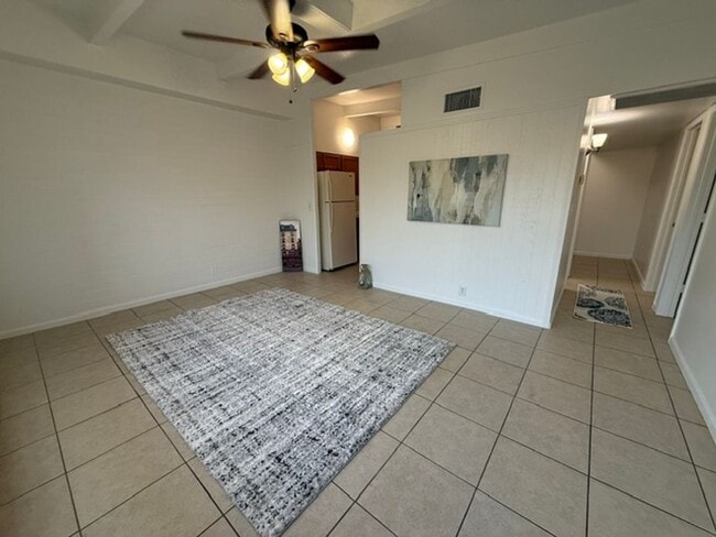 Building Photo - 2 Bed 1 Bath Spacious Apartment