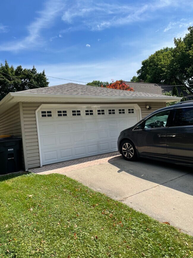 Updates garage - 8220 Currie Ave