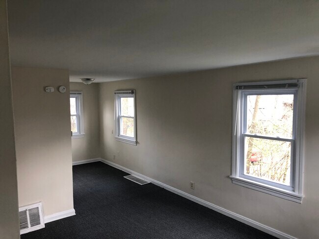 Building Photo - 2502 Thompson Ave
