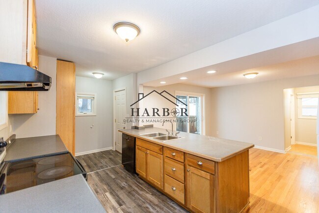 Foto del edificio - 4 Bedroom Home in NW Rochester