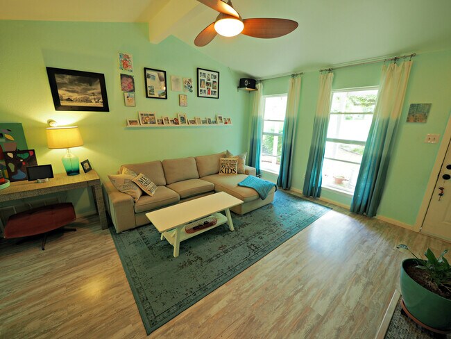 Foto del edificio - Tastefully Updated 2 Bedroom, 1 Bath Home ...