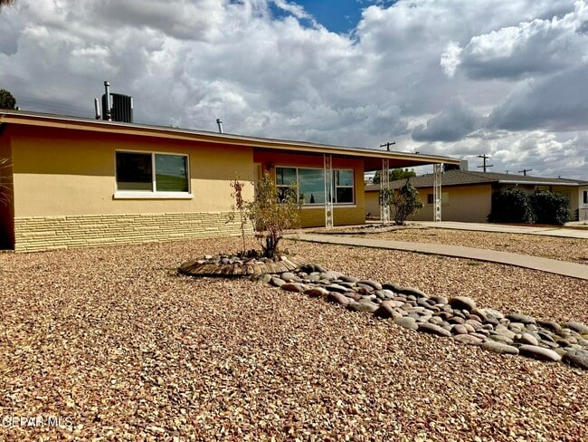Building Photo - 209 San Saba Rd