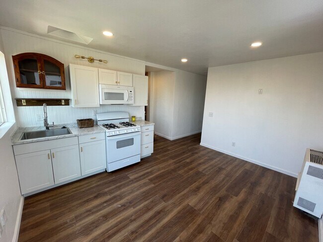 Foto del edificio - Remodeled 1BD in Mission Hills with Views ...
