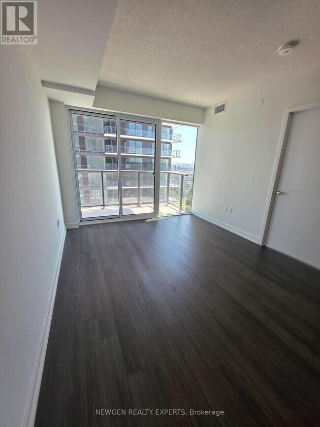 Photo du bâtiment - 4010 Eglinton Ave W