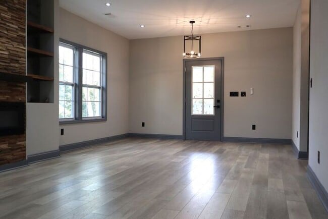 Building Photo - Oakland City 3 Bed/2 Bath, Beautifully Rem...