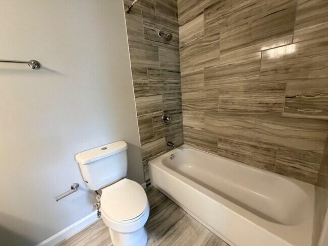 Building Photo - 3 bedroom and 2 bathrooms has newly renovated modern home in Southtown unit ready to move in!