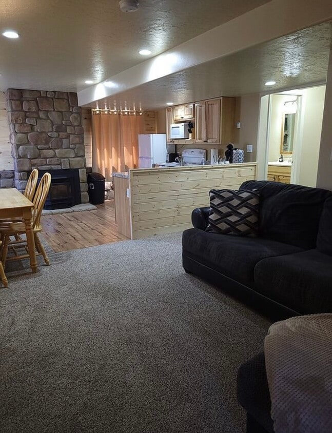 Primary Photo - 317 S Silverstone Ln