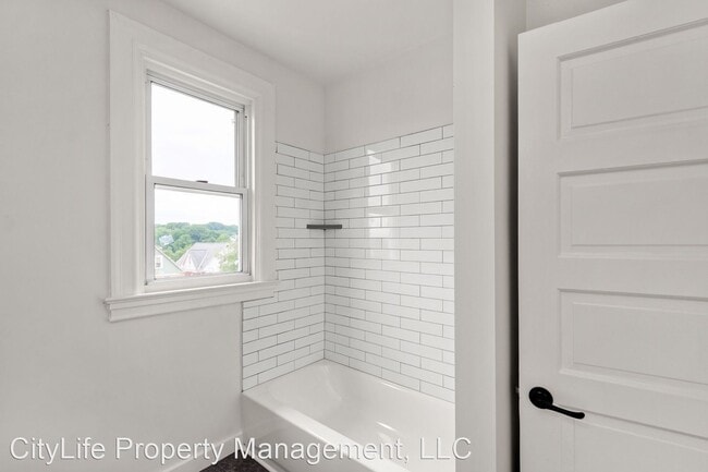 Building Photo - 3 br, 2 bath House - 118 E 20th Ave