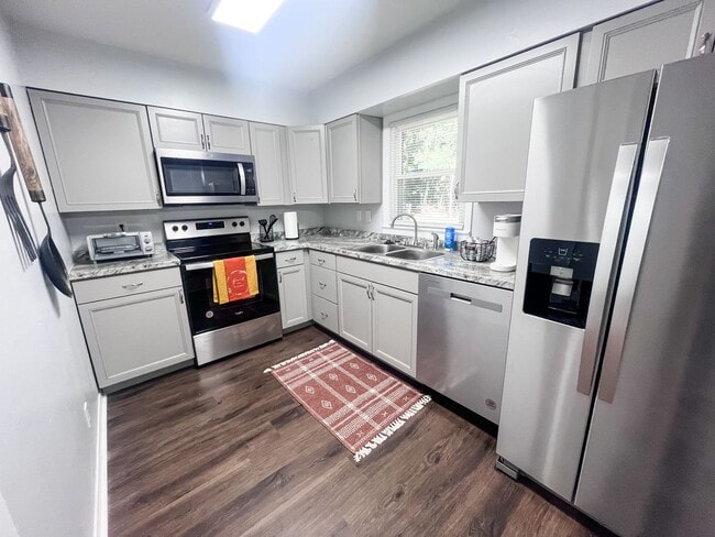 Photo - Beautiful 3 Bedroom Near Campus House