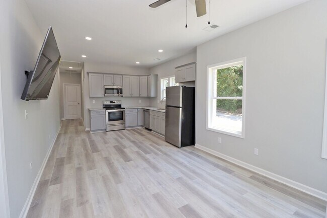 Foto del edificio - Student-Friendly 4BR/4BA Home in Downtown ...