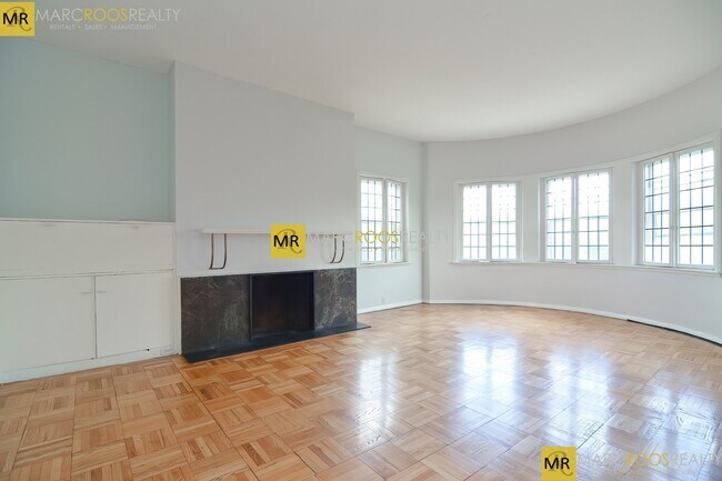Building Photo - 923 Beacon St
