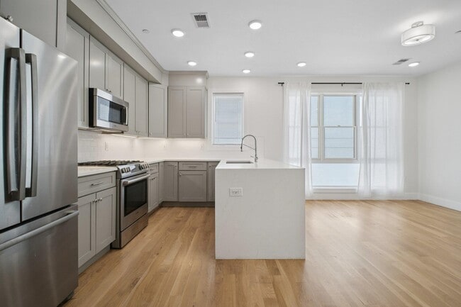 Building Photo - 382 7th St