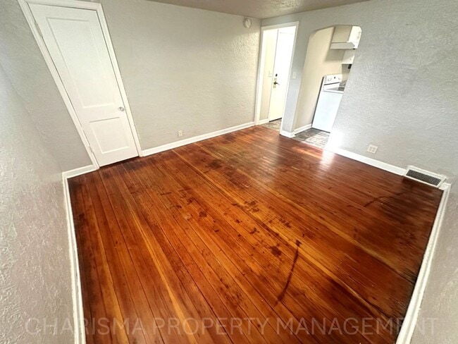 Building Photo - 917 Plex