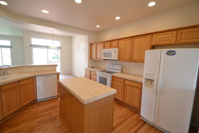 Building Photo - 4 Bed 3 Bath with AC!