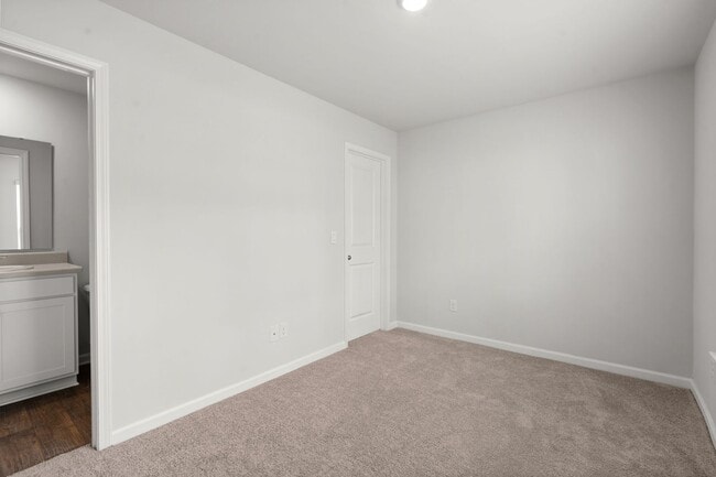 Building Photo - Spacious townhome in Summerville