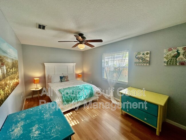 Building Photo - 515 15th Ave W