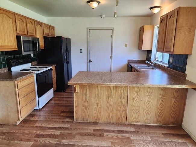 Foto del edificio - Spacious 4 bed 2.5 Bath Split level home o...