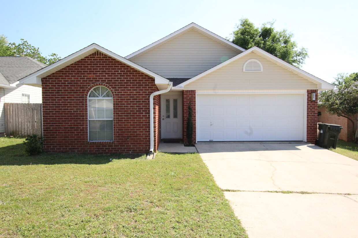 Foto principal - Updated 3-Bed, 2-Bath Home in Charter Oaks...