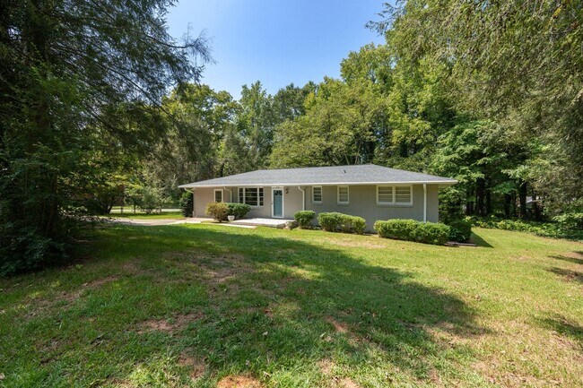 Foto del edificio - Charming, Newly Remodeled 3 BR, 1.5 BA Home with Fenced Yard on Large Private Lot
