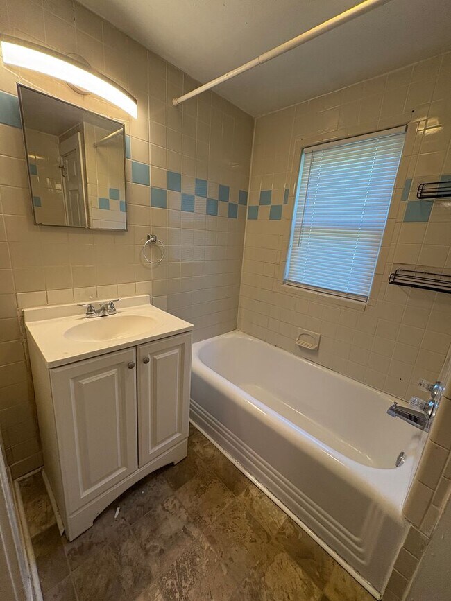 Foto del edificio - Conveniently Located Charming 2-bedroom 1-bath Home ~ Available Soon