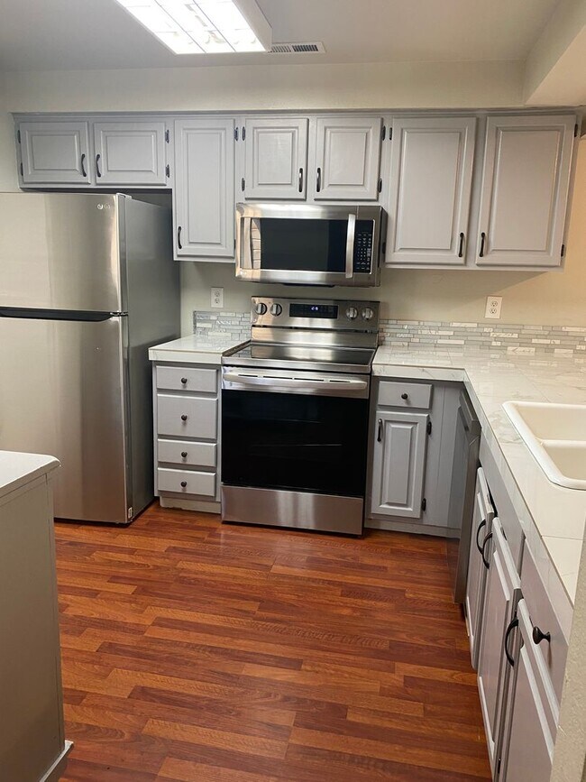 Building Photo - MOVE IN SPECIAL: 1/2 OFF FIRST MONTH'S REN...