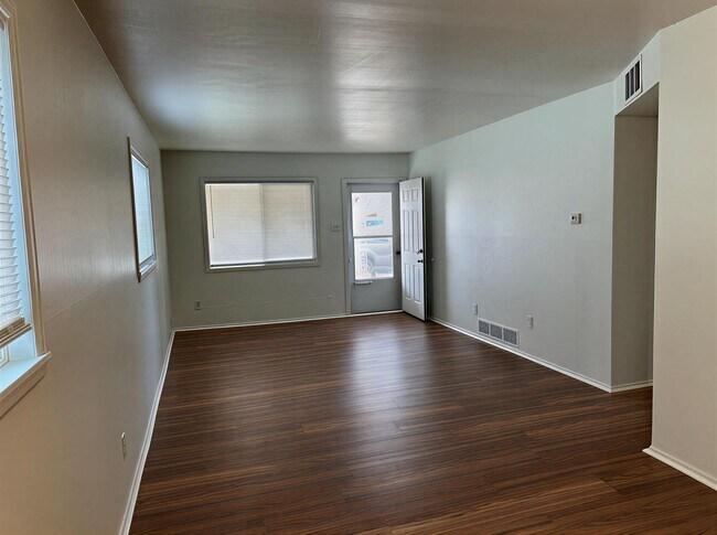 Foto del edificio - Spacious 4-Bed Home with Garage Near I-225...