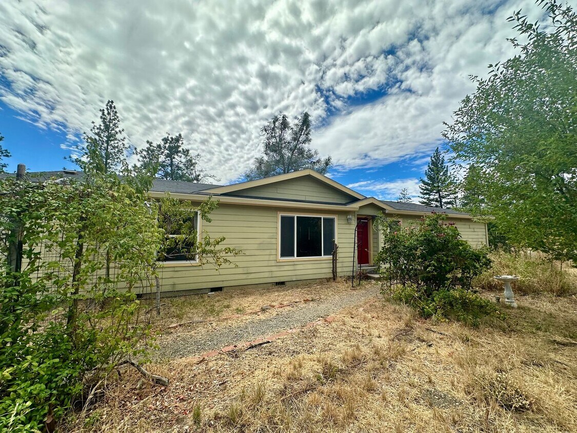 Foto principal - 3 Bedroom 2 Bath nestled in Grass Valley