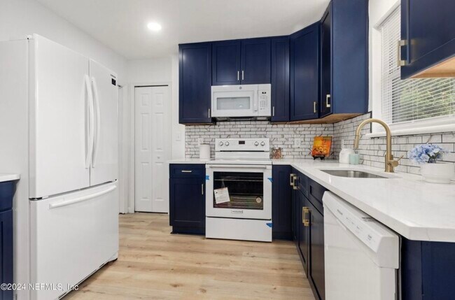 Foto del edificio - 7027 Holiday Rd N