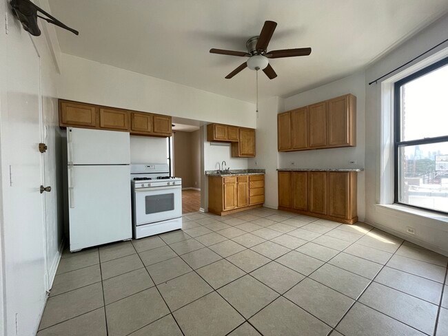 Building Photo - 2418 N Clybourn Ave