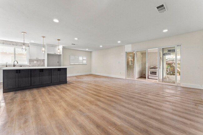 Foto del edificio - Showing Times: Every Friday 1:00PM - 2:00PM Every Saturdays 1:30PM - 2:30PM