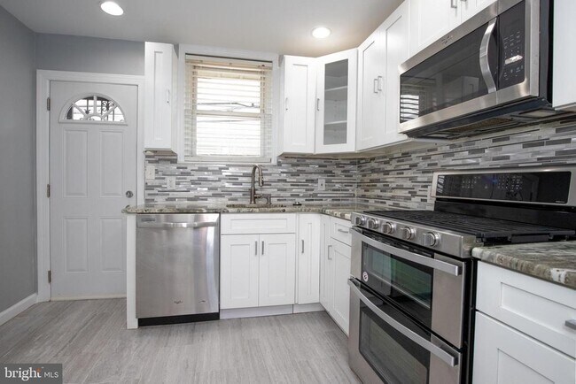 Building Photo - 1740 Sigel St