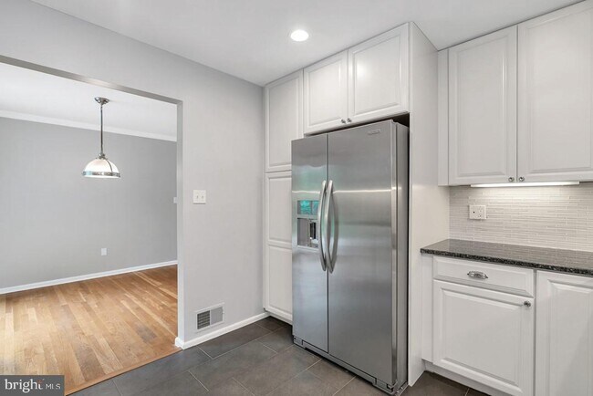 Building Photo - 1110 Lakewood Dr SW