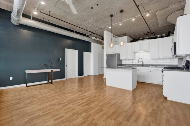 Building Photo - 3963 W Belmont Ave