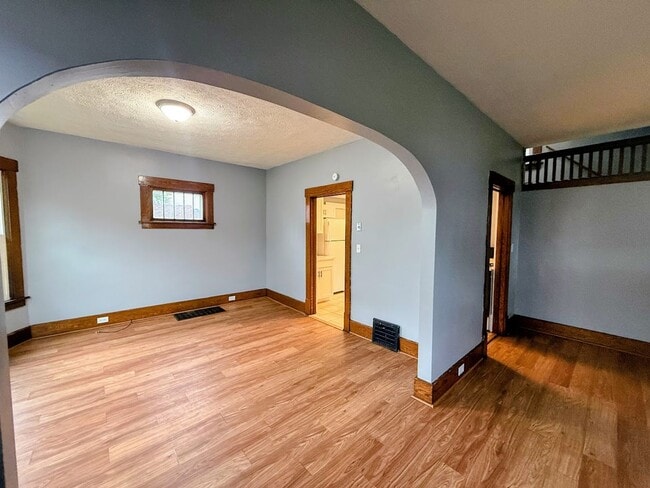 Building Photo - Three bedroom one bathroom home for rent