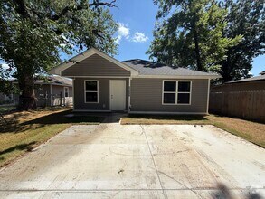 Building Photo - 2109 Birnie Ave