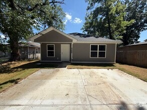 Building Photo - 2109 Birnie Ave