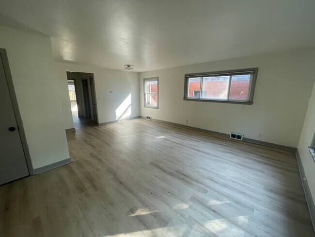 Building Photo - 5632 W Brooklyn Pl