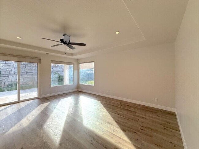 Foto del edificio - 3 bed, 2 bath home w/2 car garage