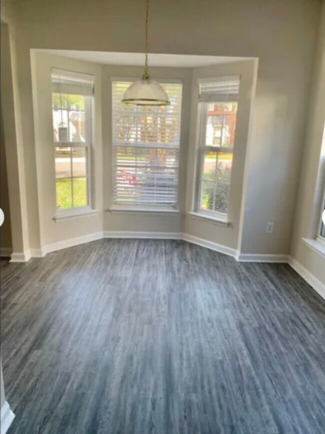 Foto del edificio - 1660 Backcreek Ln