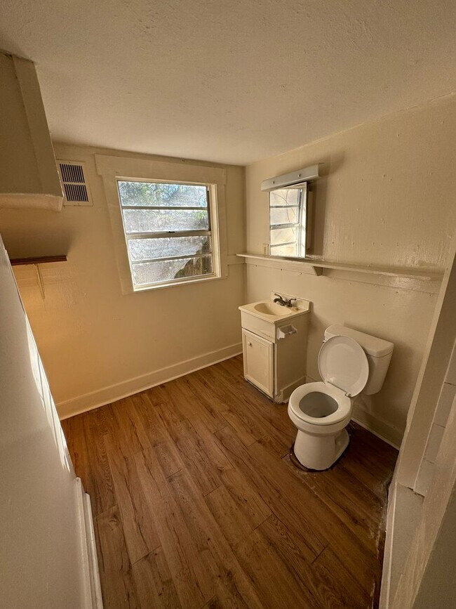 Foto del edificio - GORGEOUS 3BR/1BA 2 Story Home! Convenient ...