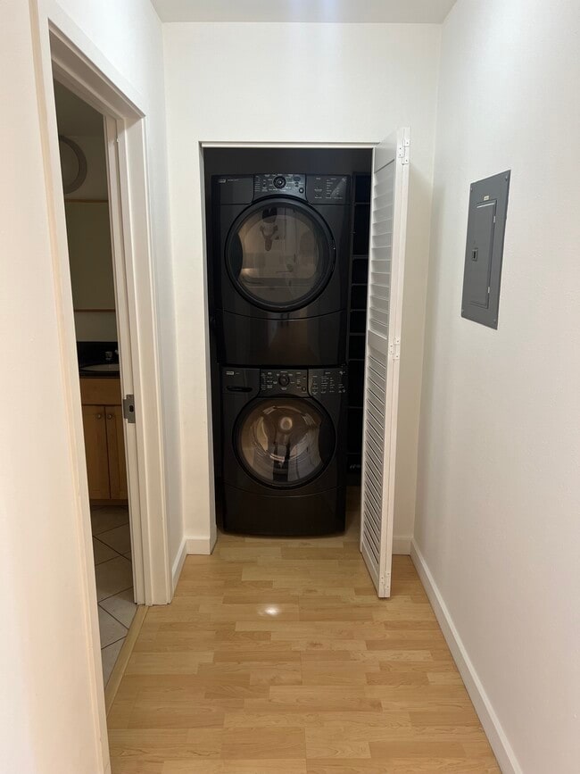 Building Photo - 425 28th St