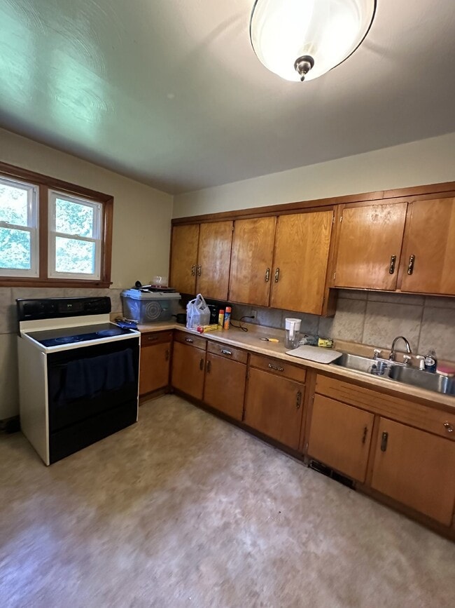 Building Photo - Exciting 3 Bed 1 Bath near UWEC!