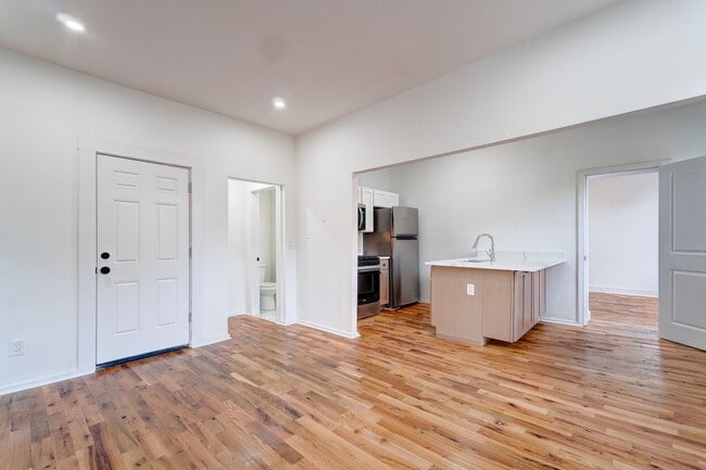 Building Photo - 522 Elm St